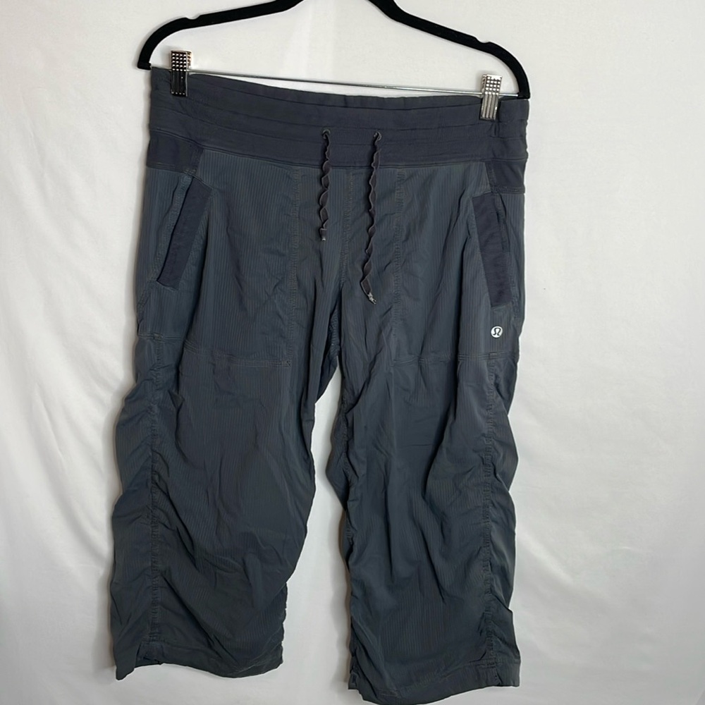 Lululemon loose fit Capri cargo pants ‎ size 8 gray striped pockets